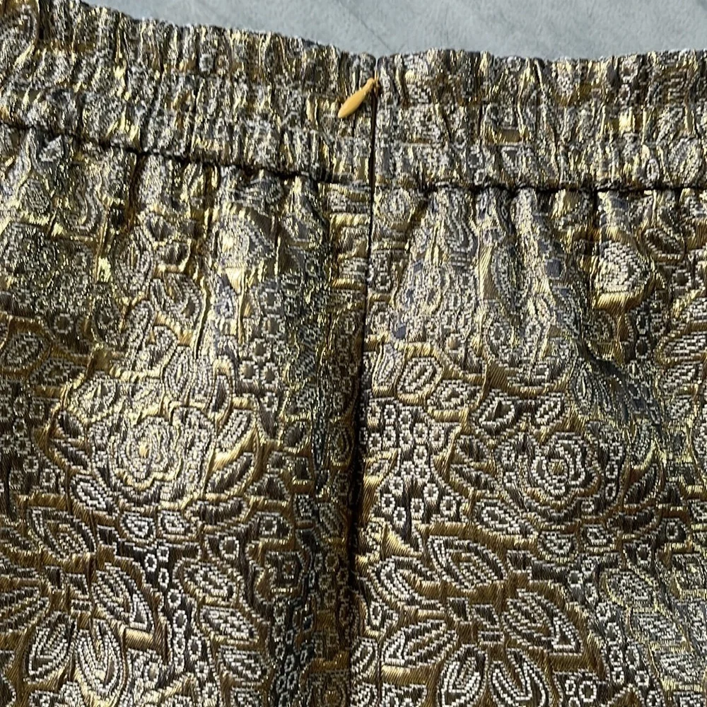 Loft Gold metallic mini skirt  elastic waist. Front welt style pockets EUC Sz SP